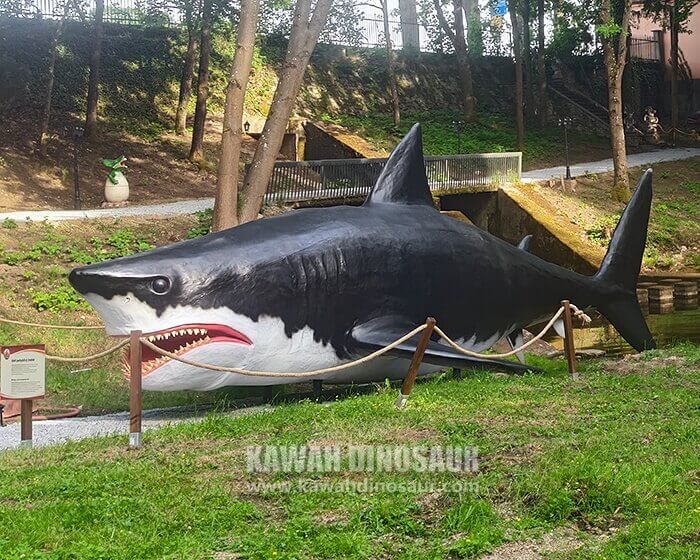 giant animatronic shark statue park show
